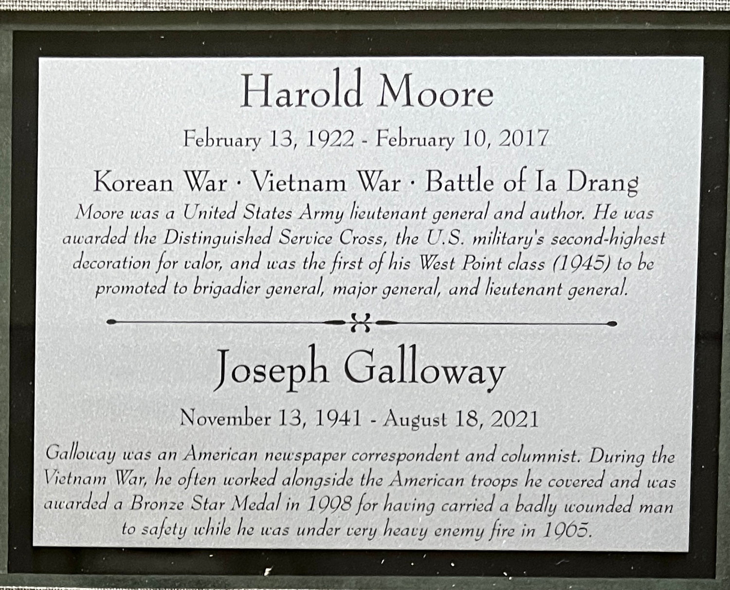 General HAROLD MOORE/JOSEPH GALLOWAY signed book page